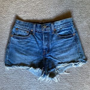 Levi's Women's High Rise Medium Wash Jean Denim Shorts 27